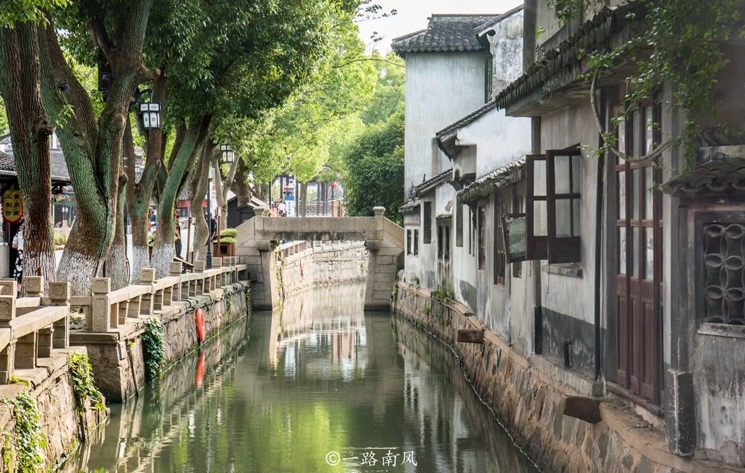 “江山有待才人出，各领风骚数百年”，出自于谁的诗作游戏画面